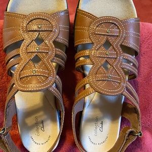 Brand new Clarks adjustable sandals ultimate comfort collection size 9.5 medium